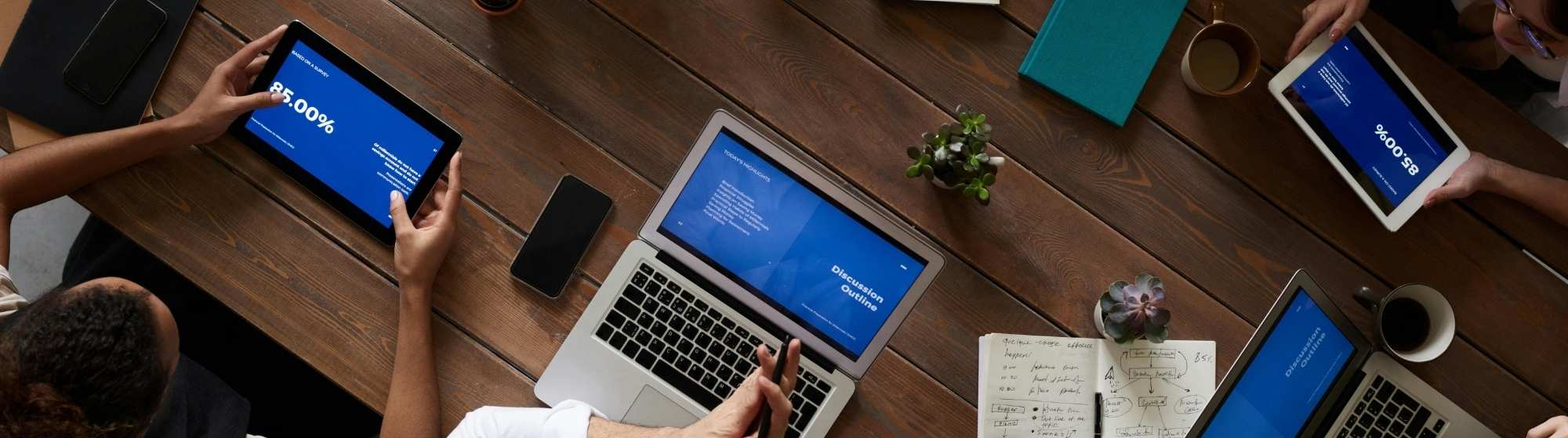 Ordinateurs portables sur une salle de réunion