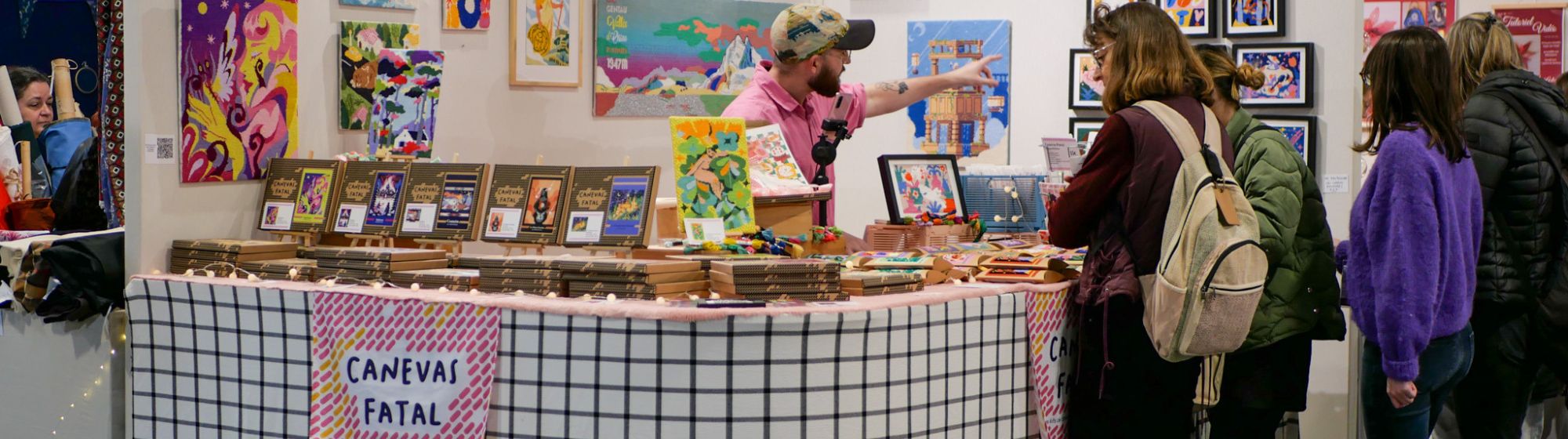 Deux mains qui tiennent un support de communication