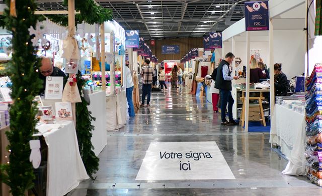 Signalétique au sol dans une allée