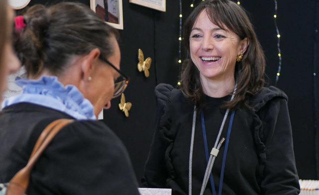 Deux femmes souriantes sur le salon Créations & Savoir-faire