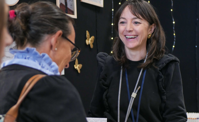 Deux femmes souriantes sur le salon Créations & Savoir-faire