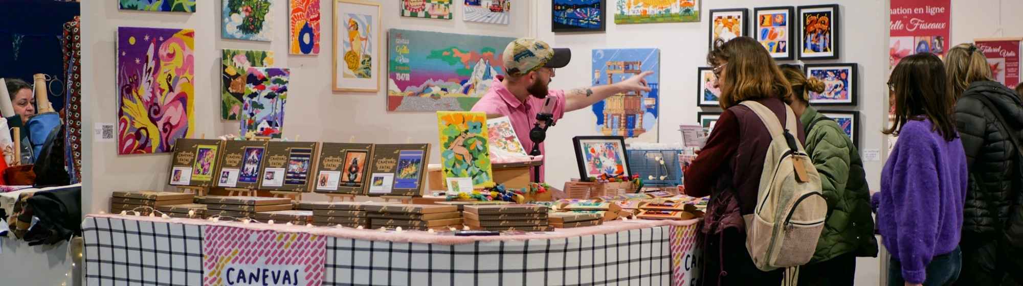 Exposants et visiteurs échangent sur le salon Créations & savoir-faire