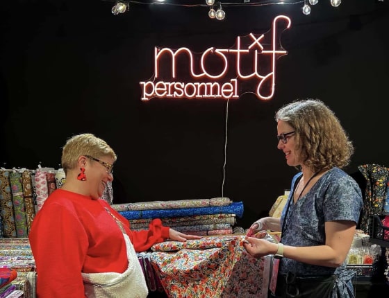Deux femmes sur un stand de tissus sur le salon Créations & savoir-faire