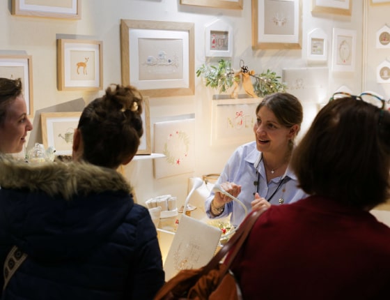 Exposante souriante sur le salon Créations & savoir-faire