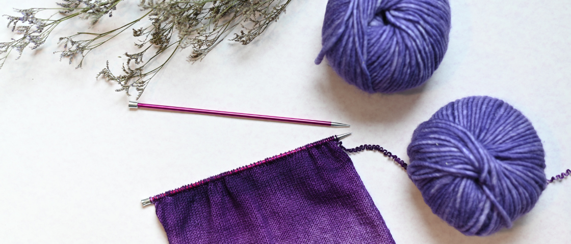 Pelotes de laines violettes