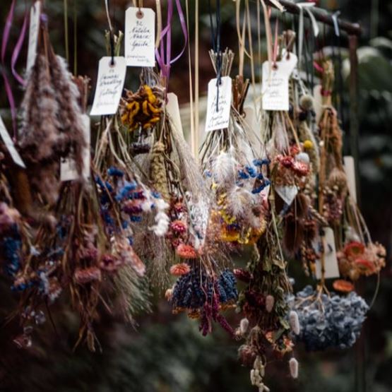 Bouquet de fleurs séchées tête en bas
