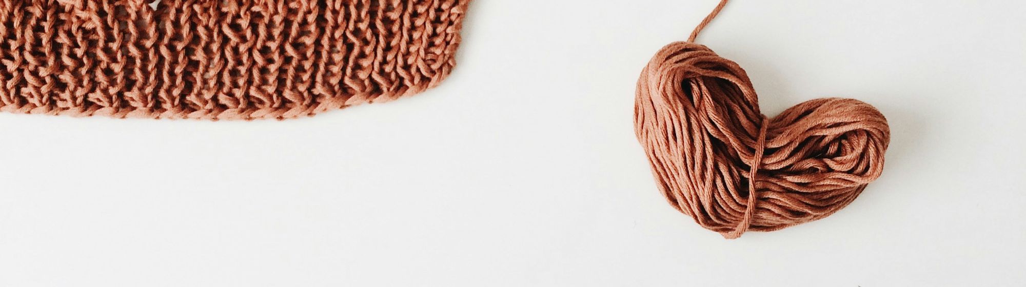 Pelote de laine marron en forme de coeur