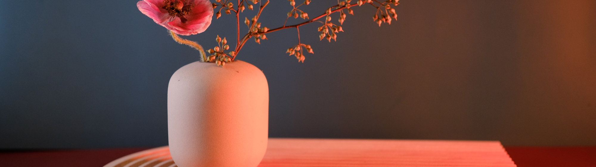 Vase en poterie avec bouquet de fleurs