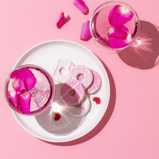 Pétales de roses dans un cocktail