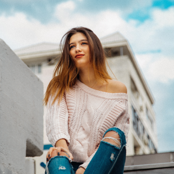 L'encolure Bardot du pull Zoran Zonde Stojanovski