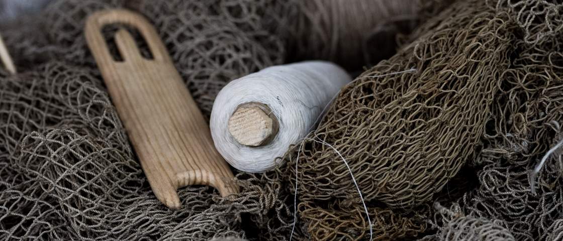 Gros plan d’un motif en tissage brick stitch bleu et blanc.