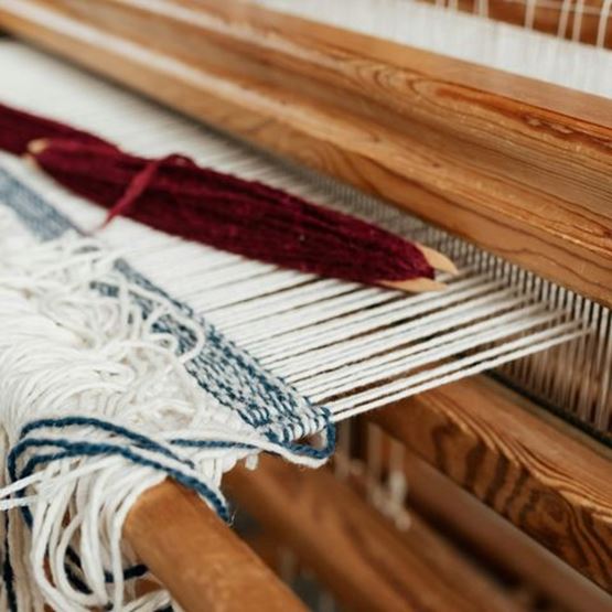 Fils tendus sur un métier à tisser à peigne envergeur avec mètre ruban.