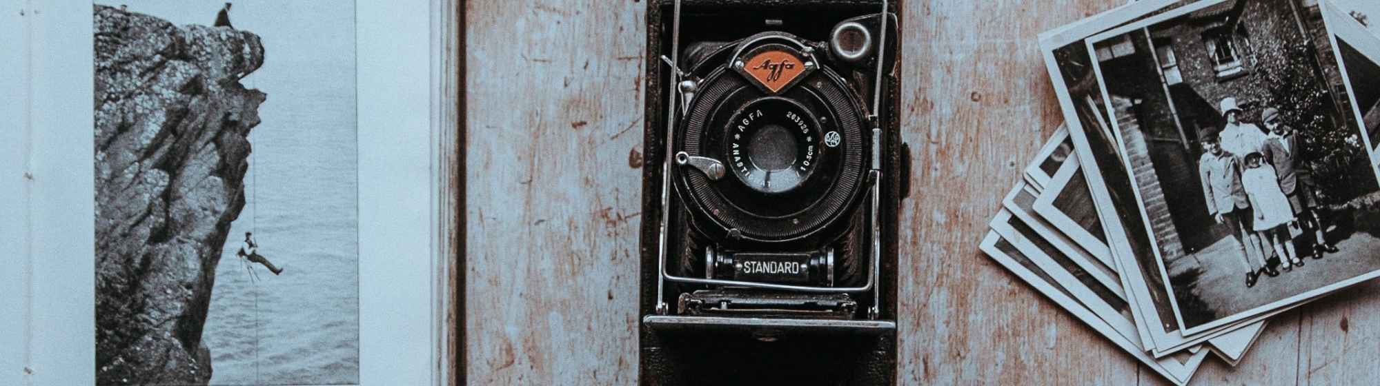 Collage d’un carnet de voyage illustré par une carte ancienne et des photos de paysages et monuments.