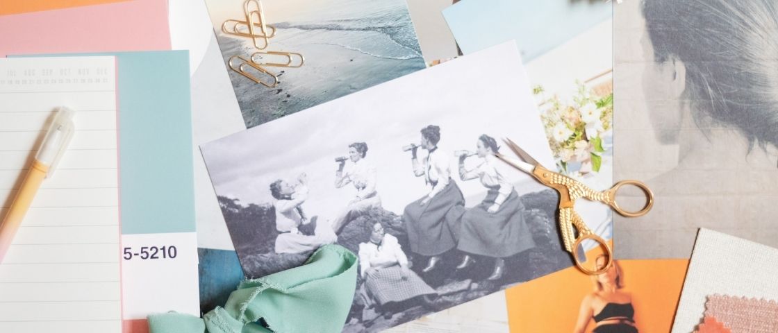 Composition créative de photos vintage, de ciseaux dorés et d’éléments de papeterie pastel.