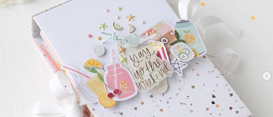 Couverture décorée d’un carnet de scrapbooking avec illustrations estivales et boissons fruitées.