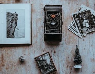 Album photo scrapbooking noir et blanc avec décorations graphiques et couverture “You and me”.