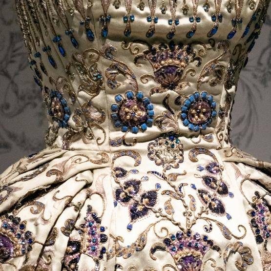 Corsage de robe de luxe brodé de perles, fils dorés et pierres colorées violettes et bleues