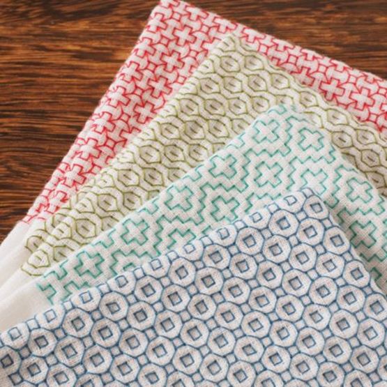 Boîte de couture remplie de bobines, ciseaux et matériel de broderie