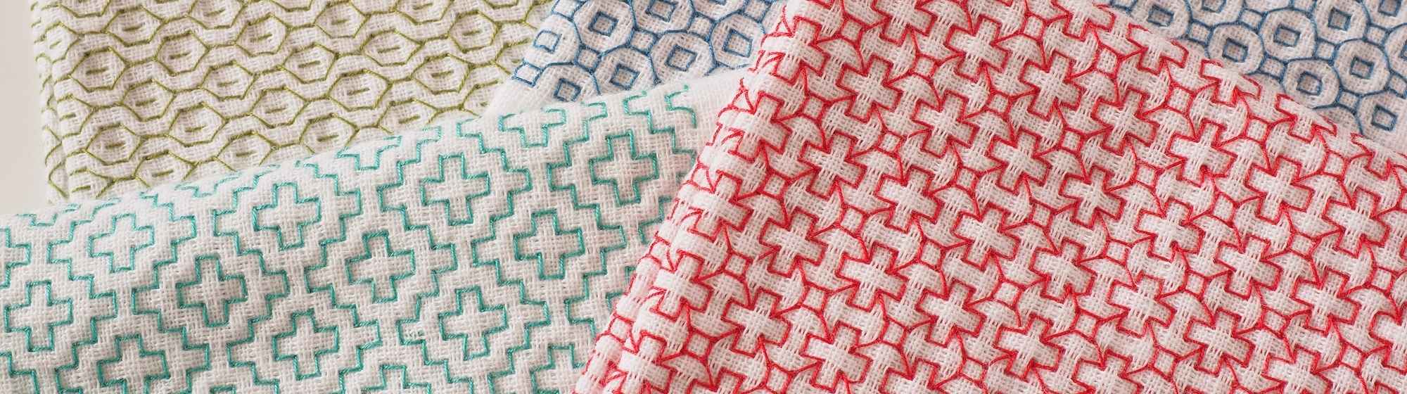 Pelotes de fils à broder multicolores en gros plan, alignées côte à côte