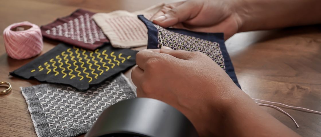 Écheveaux de fils à broder multicolores entremêlés