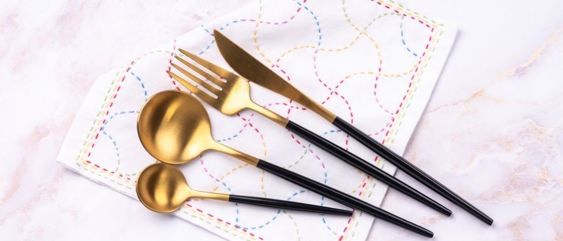 Grosse bobine de fil bleu foncé, vue rapprochée