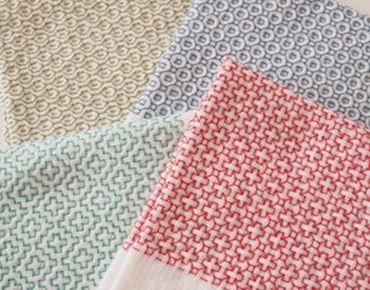 Pelotes de fils à broder multicolores en gros plan, alignées côte à côte