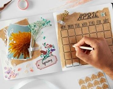 Pages décorées de bullet journal en portugais, retraçant une journée d’anniversaire avec dessins de ballons, gâteaux et décorations festives.