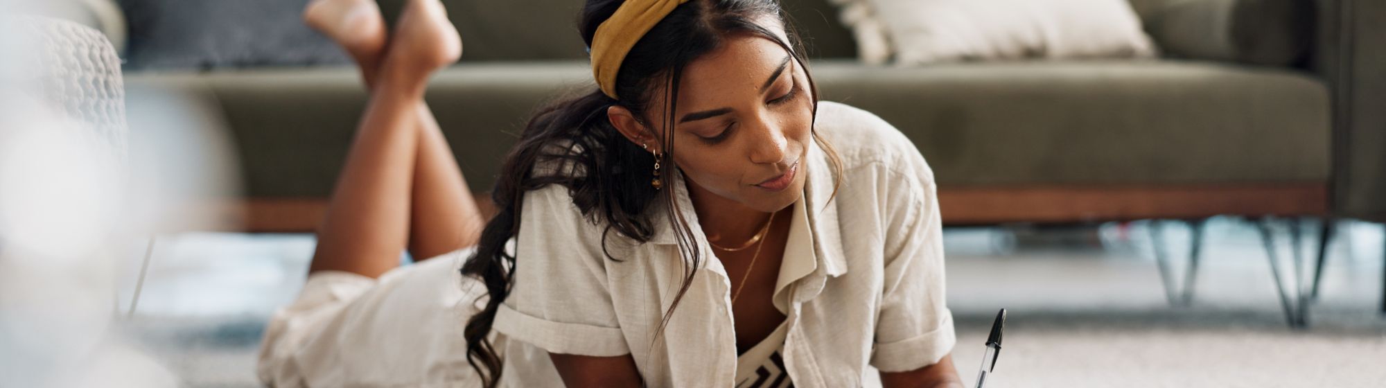 Femme allongée sur le sol entrain d'écrire
