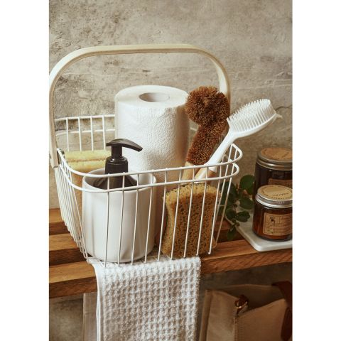 Panier en fil métallique contenant des produits ménagers naturels et des brosses