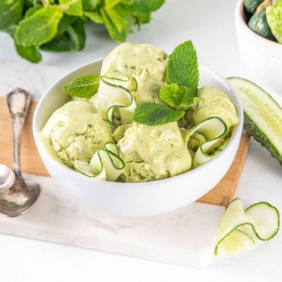 Sorbet vert servi dans un bol blanc avec des rondelles de concombre et de la menthe.