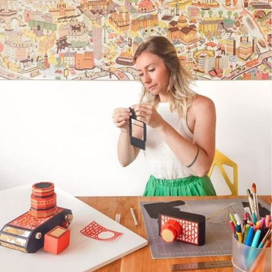 Une femme crée des structures en papier DIY 3D