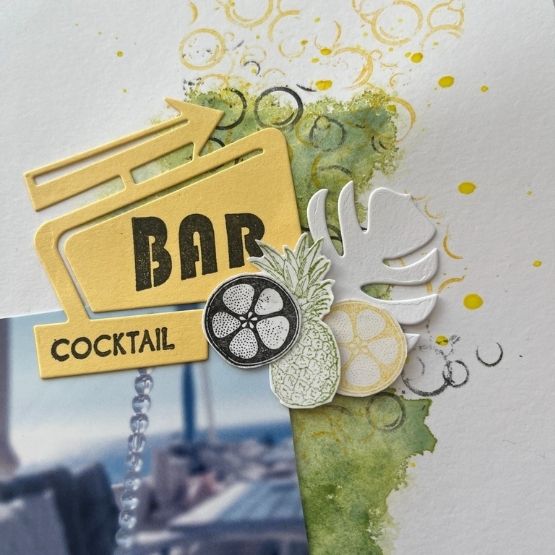 Détail de scrapbooking avec décor « Bar Cocktail » et motifs de fruits tropicaux.