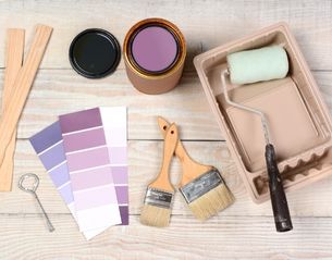 Pinceaux et pots de peinture