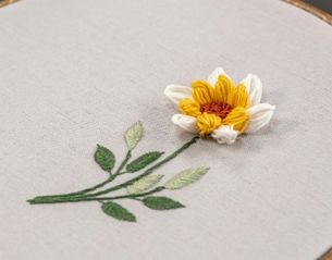 Broderie de fleur sur cercle