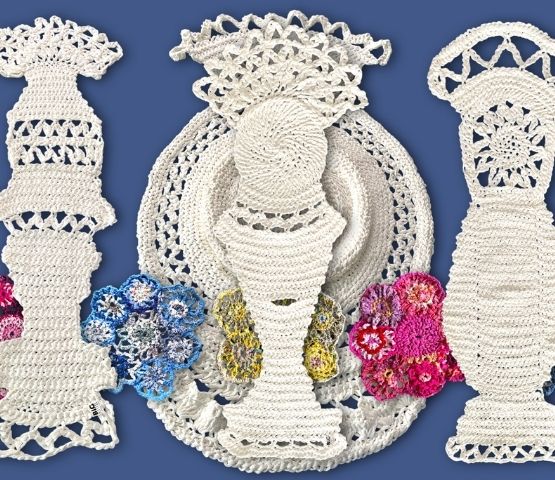 Trois pièces crochetées blanches représentant des formes stylisées avec fleurs.