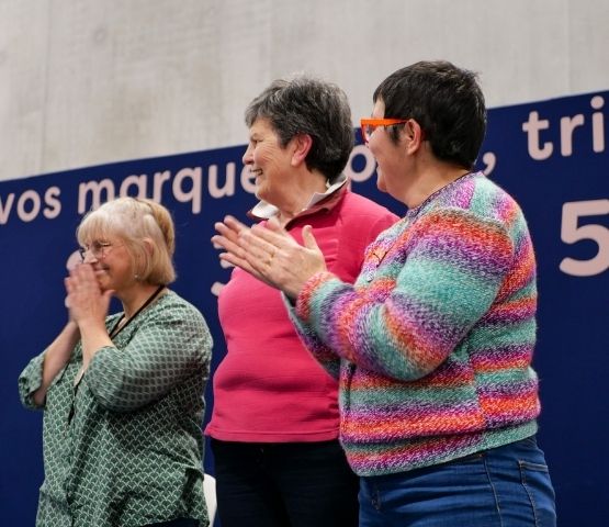 Finalistes du concours Speed Knitting applaudissant sur scène à la fin de la compétition.