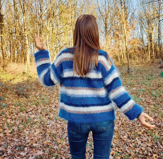 Une femme de dos montrant un pull