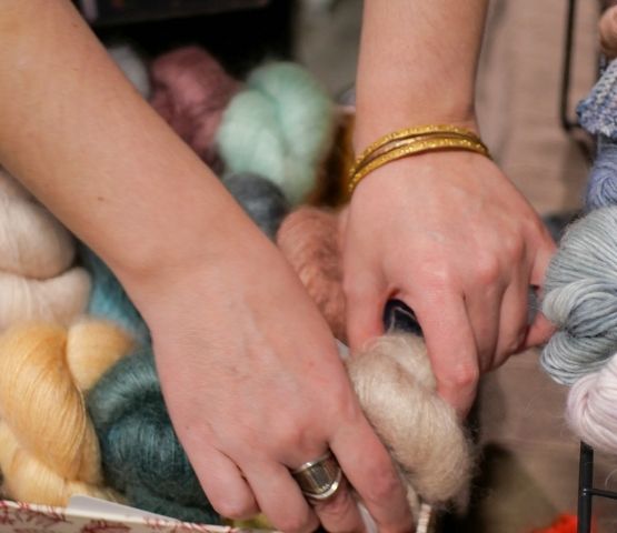 Rencontre entre artisans et membres d’associations pendant le salon, mettant en avant la collaboration.