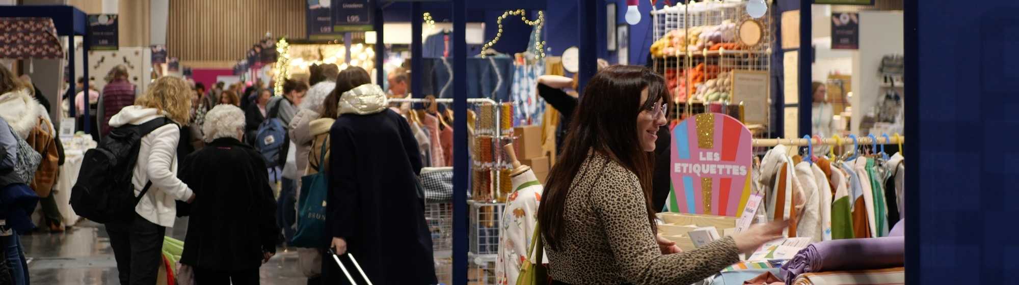 Visuels illustrant l'engagement des visiteurs et exposants au salon, avec un focus sur la participation active.