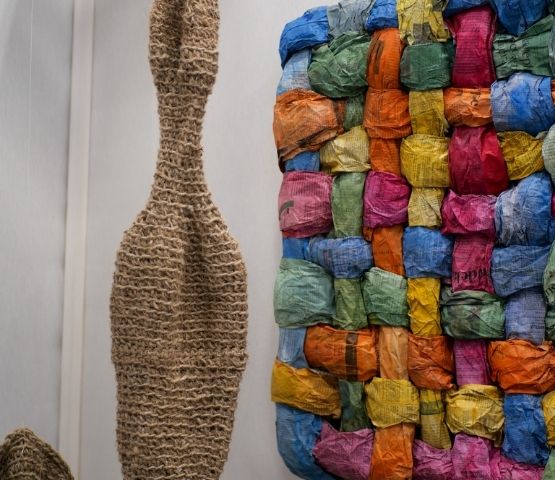 Une exposition d'art textile présentée lors du salon Créations & Savoir-faire, montrant des créations artisanales.