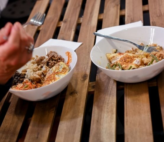 Des plats savoureux servis lors du salon, représentant des options de restauration sur place pour les visiteurs.