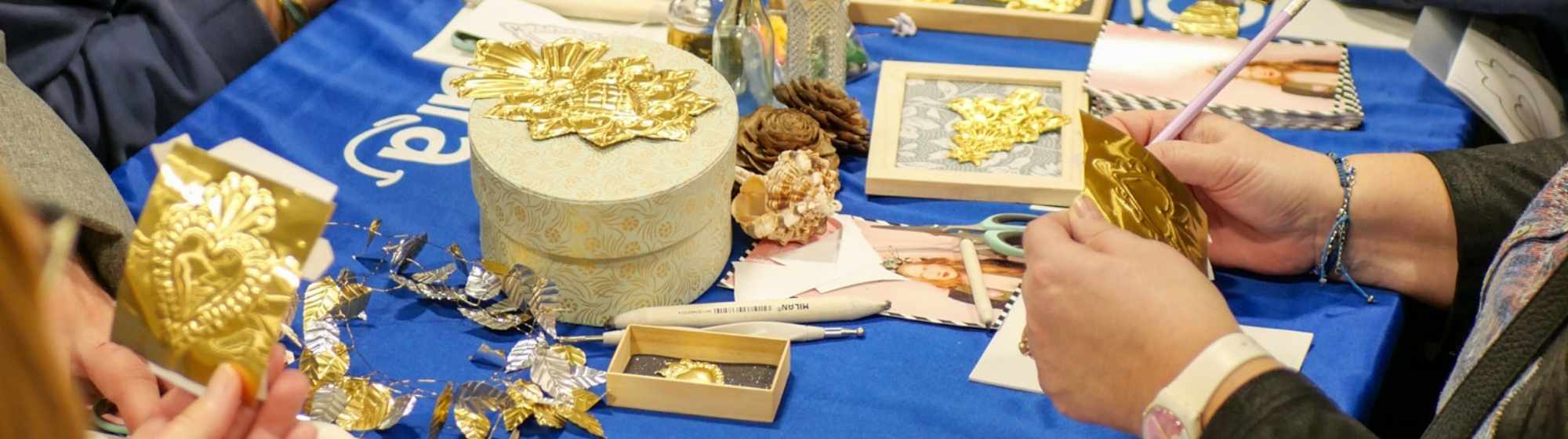 Nécessaire de couture : fil, aiguille, ciseaux, bouton