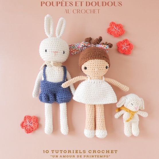 Trois doudous au crochet – un lapin, une fillette et un agneau – présentés avec des fleurs crochetées sur fond rose.