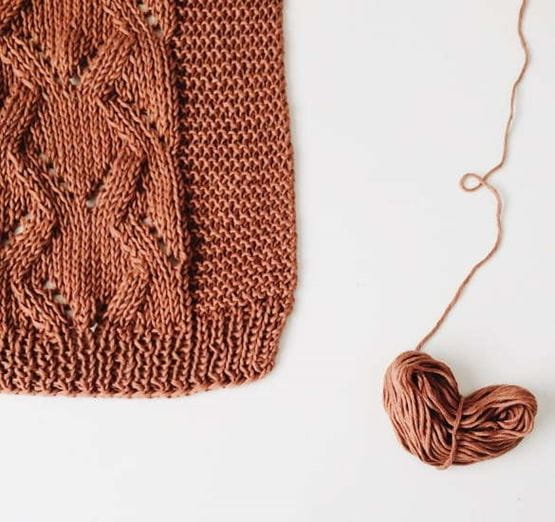 Laine à tricoter marron et pelote de laine en forme de coeur 