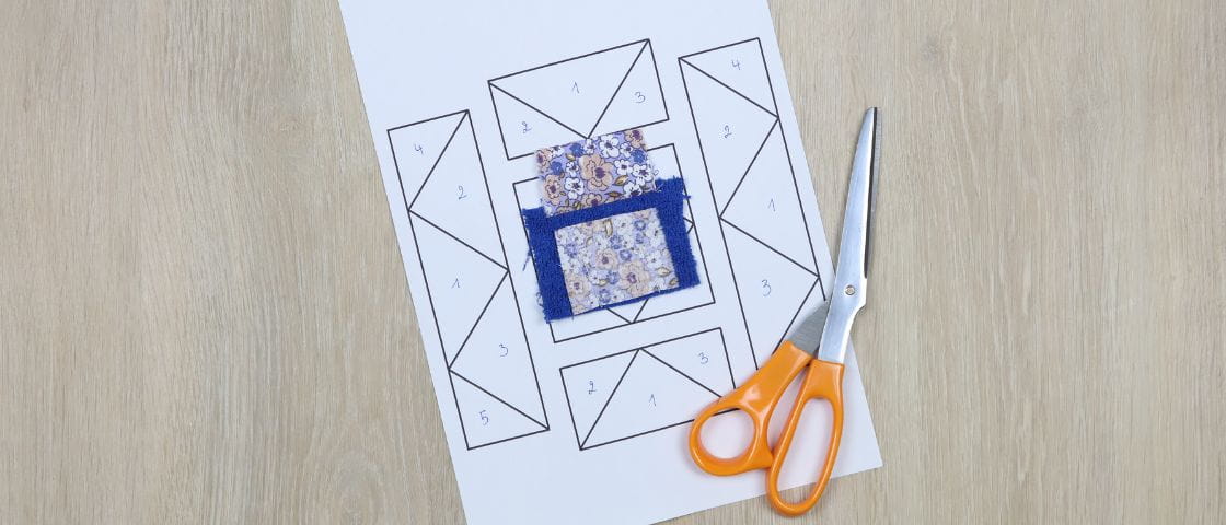 Patron de couture, tissus et ciseaux pour réaliser un patchwork
