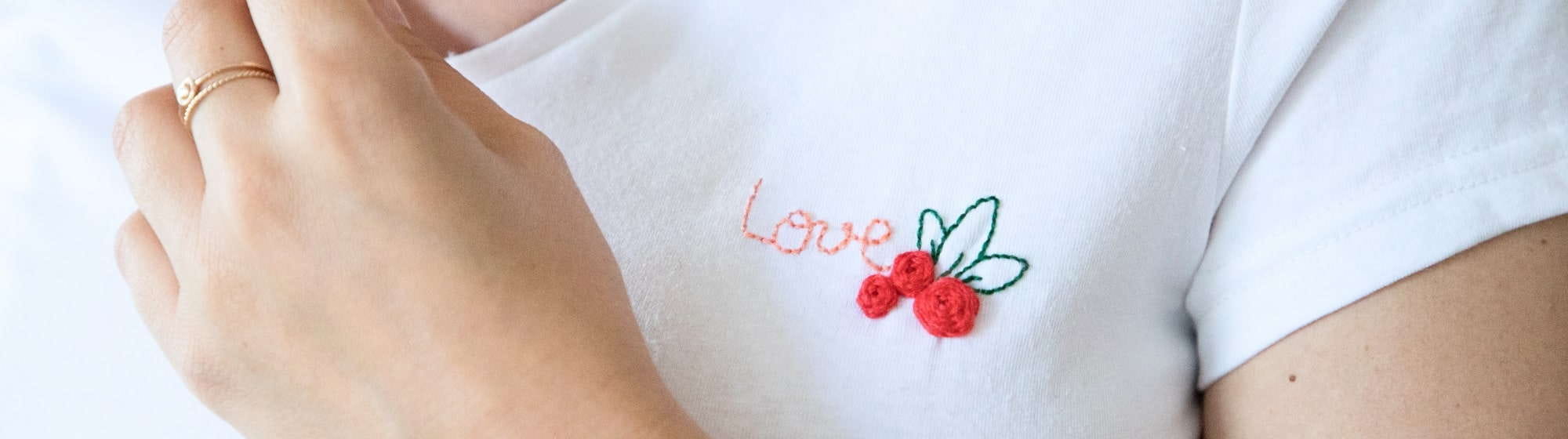 Broderie love sur t-shirt blanc 