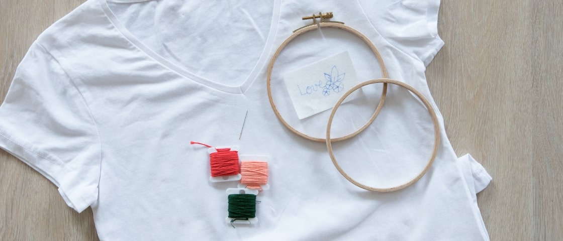 Matériels pour tuto DIY broderie sur t-shirt : tambours, fil, aiguille et motif