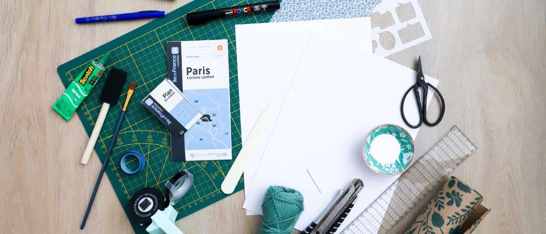 Matériels pour carnet de voyage DIY fait main : pelotte de laine, colle, ciseaux, papier,...