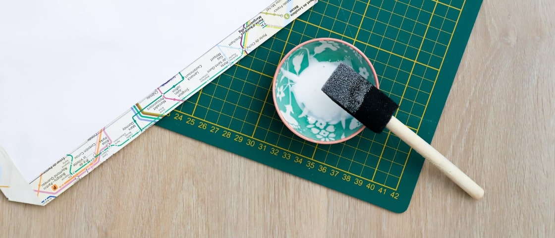 Matériels pour carnet de voyage DIY fait main : pot de colle et pinceau