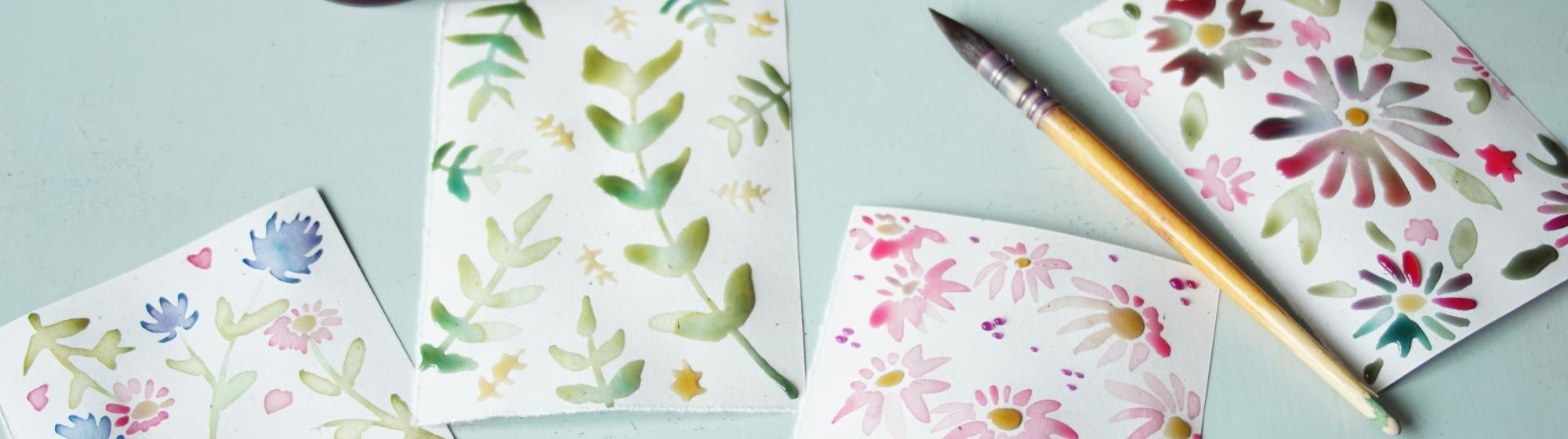 Cartes fleuries peintes à l’encre végétale avec des pots d’encre naturelle à base de chou rouge, betterave et datte.